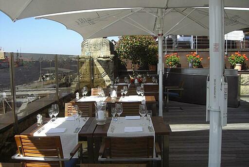 Terrasse im Hafen Klub an der Elbe in Hamburg Terrasse mit Sitzgelegenheiten im Hafen Klub an der Elbe in Hamburg
