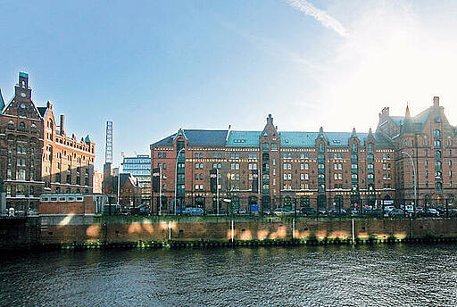 Außenansicht des historischen Speicherbodens in Hamburg Außenansicht von der Elbe aus auf den historischen Speicherboden in Hamburg