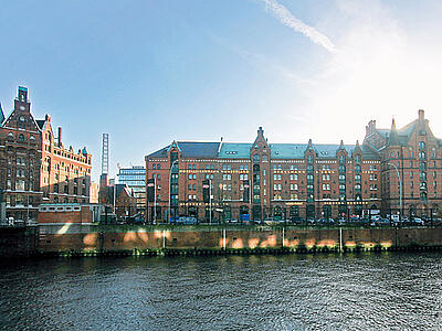 Außenansicht des historischen Speicherbodens in Hamburg Außenansicht von der Elbe aus auf den historischen Speicherboden in Hamburg