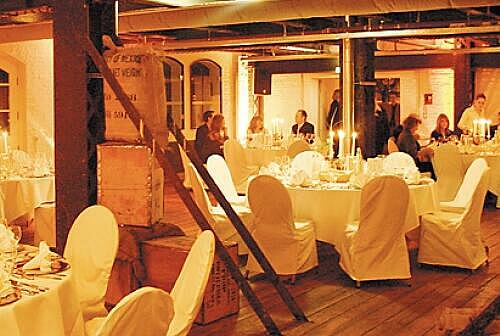 Criminal Dinner im historischen Speicherboden in Hamburg gedeckte Tische für ein Criminal Dinner im historischen Speicherboden in Hamburg