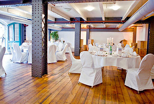 historischen Speicherboden im Inneren historischen Speicherboden mit alten Stahlsäulen