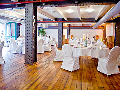 historischen Speicherboden im Inneren historischen Speicherboden mit alten Stahlsäulen