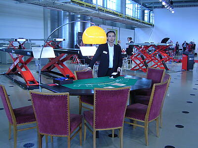 Blackjack-Spieltisch als Idee für die Hausmesse Einsatz eines Blackjack-Tisches als Publikumsmagnet bei einer Hausmesse.