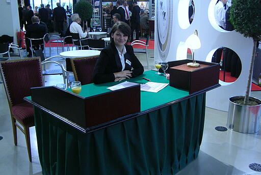 Kassentisch mit Kassierer auf einer Hausmesse Kassentisch mit Kassierer als Schaltzentrale für ein Spielcasino auf der Hausmesse