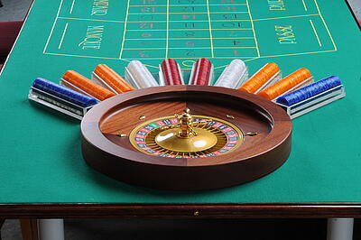 Kessel und Jetonbanane auf kleinen Roulette-Tisch Kessel und Jetonbanane auf kleinen Roulette-Tisch