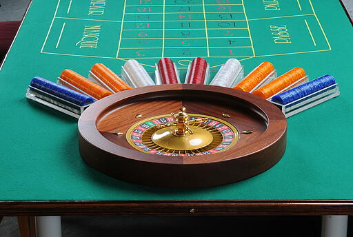 Kessel und Jetonbanane auf kleinen Roulette-Tisch Kessel und Jetonbanane auf kleinen Roulette-Tisch