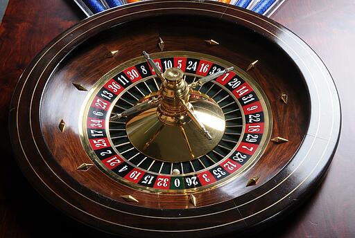 Kessel und Banane auf großen Roulette-Tisch Kessel und Banane auf großen Roulette-Tisch