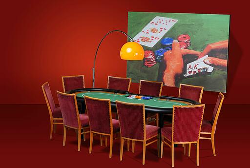 kleiner Poker-Tisch mit Bestuhlung vor einer Dekorationsstellwand kleiner Poker-Tisch mit Bestuhlung vor einer Dekorationsstellwand im roten Hintergrund