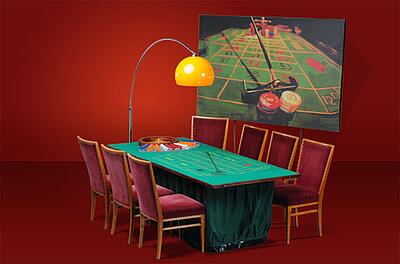 kleiner bestuhlter Roulette-Tisch vor einer Dekorationsstellwand kleiner bestuhlter Roulette-Tisch vor einer Dekorationsstellwand mit rotem Hintergrund