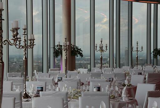 Event im KölnSKY Event im KölnSKY mit gedeckten Tischen und fabelhafter Aussicht auf Köln