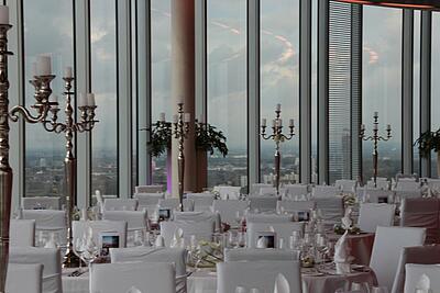 Event im KölnSKY Event im KölnSKY mit gedeckten Tischen und fabelhafter Aussicht auf Köln