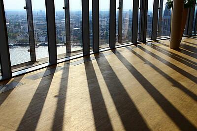 Veranstaltungsraum des KölnSKY bodentiefe Fenster und wunderschöne Aussicht auf Köln im Veranstaltungsraum des KölnSKY