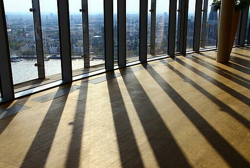 Veranstaltungsraum des KölnSKY bodentiefe Fenster und wunderschöne Aussicht auf Köln im Veranstaltungsraum des KölnSKY