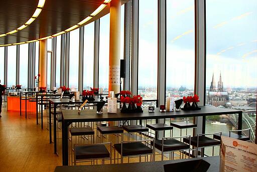 Tische am Fenster im KölnSKY Tische an bodentiefen Fenstern im KölnSKY