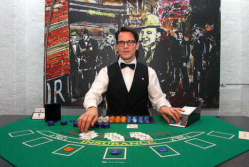 Blackjack bei der Kundenveranstaltung von MCI Pub Croupier beim Blackjack bei der Kundenveranstaltung von MCI Pub