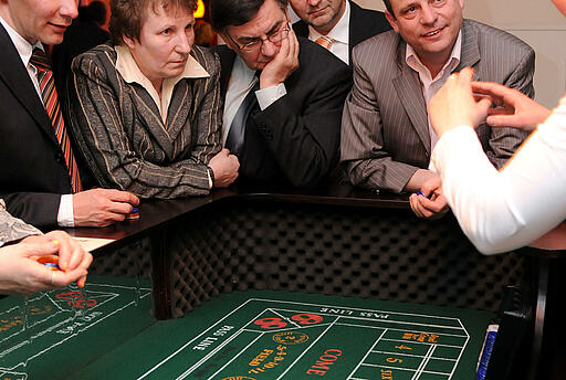 Croupier erklärt Craps auf einer Kundenveranstaltung der Techem Energy Service GmbH Croupier erklärt Craps auf einer Kundenveranstaltung der Techem Energy Service GmbH