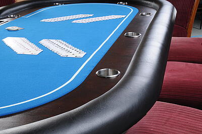 Lederumrandung des großen Poker-Tischs Lederumrandung des großen Poker-Tischs