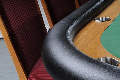 Lederumrandung beim kleinen Poker-Tisch Lederumrandung beim kleinen Poker-Tisch