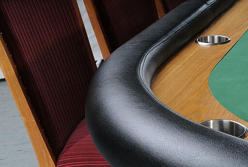 Lederumrandung beim kleinen Poker-Tisch Lederumrandung beim kleinen Poker-Tisch