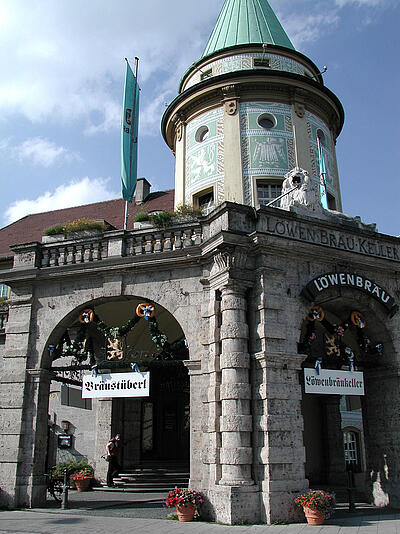Außenansicht des Löwenbräukellers in München Außenansicht des Löwenbräukellers in München