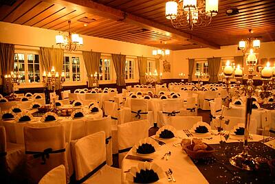 Bennosaal im Löwenbräukeller in München Bennosaal mit gedeckten Tischen und Kronleuchtern im Löwenbräukeller in München