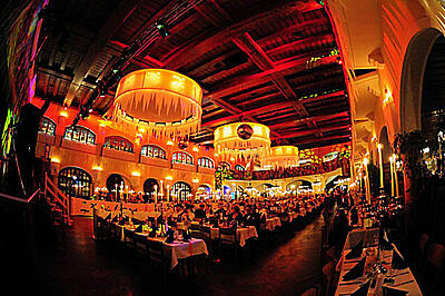 Innenansicht des Löwenbräukellers in München gedeckte Tische und große Kronleuchter im Löwenbräukeller in München