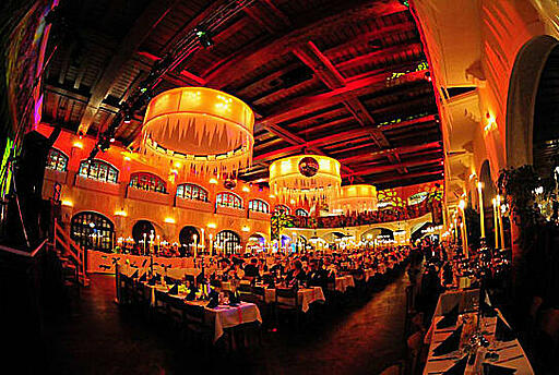 Innenansicht des Löwenbräukellers in München gedeckte Tische und große Kronleuchter im Löwenbräukeller in München