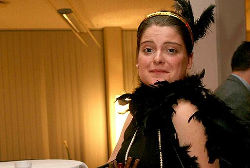 Bauchladenmädchen bei einem Come Together Messeevent der Makino Europe GmbH lächelndes Bauchladenmädchen bei einem Come Together Messeevent der Makino Europe GmbH