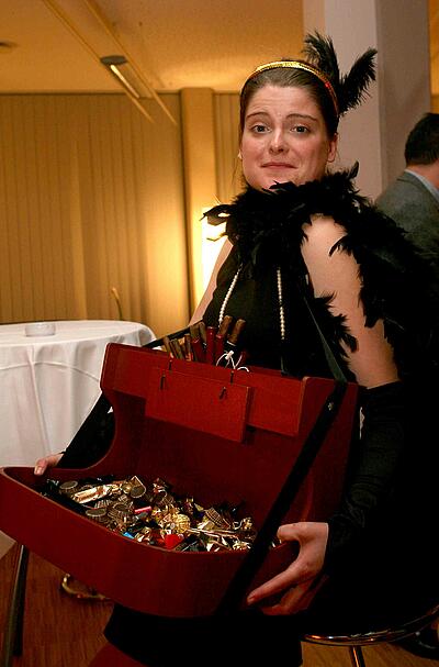 Bauchladenmädchen bei einem Come Together Messeevent der Makino Europe GmbH lächelndes Bauchladenmädchen bei einem Come Together Messeevent der Makino Europe GmbH