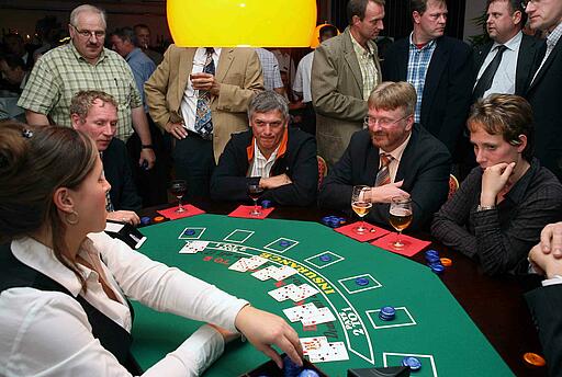 Blackjack-Spieltisch bei einem Come Together Messeevent der Makino Europe GmbH Gäste eines Come Togethers bei einem Messeevent der Makino Europe GmbH spielen Blackjack.