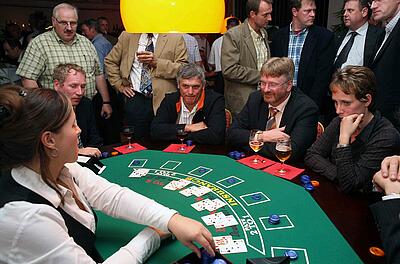 Blackjack-Spieltisch bei einem Come Together Messeevent der Makino Europe GmbH Gäste eines Come Togethers bei einem Messeevent der Makino Europe GmbH spielen Blackjack.