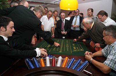 Roulette-Tisch bei einem Come Together Messeevent der Makino Europe GmbH Gäste eines Come Togethers machen ihre Einsätze beim Roulette.