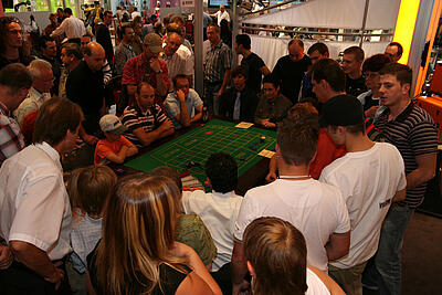 Roulette-Spieltische als Magnet auf einer Messe Sehr viele Messebesucher spielen Roulette