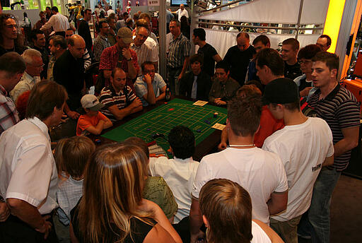 Roulette-Spieltische als Magnet auf einer Messe Sehr viele Messebesucher spielen Roulette