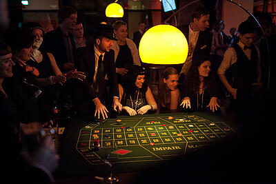 mobiles Casino im Stil der 20er Jahre Die Gäste warten gespannt auf die auserwählte Zahl beim Roulette.