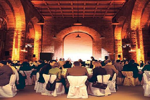 Innenraum der Orangerie im Günthersburgpark Gäste sitzen an Tischen im rustikalen Innenraum der Orangerie im Günthersburgpark