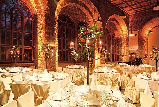 Innenansicht der Orangerie im Günthersburgpark gedeckte Tische in der Orangerie im Günthersburgpark
