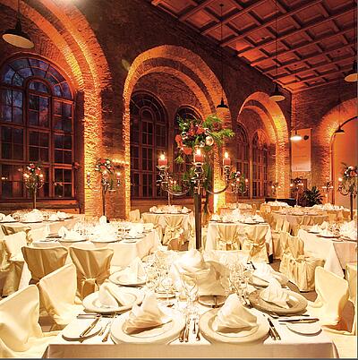 Innenansicht der Orangerie im Günthersburgpark gedeckte Tische in der Orangerie im Günthersburgpark