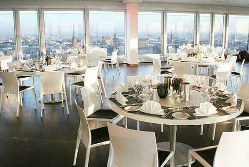 Innenansicht des Panoramadecks mit Aussicht über Hamburg Gedeckte Dinnertische im Panoramadeck mit Aussicht über Hamburg.