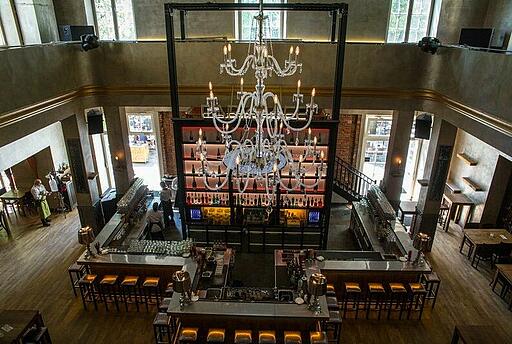 Vogelperspektive auf die Bar des Park Cafés in München Vogelperspektive auf die Bar mit großem Kronleuchter des Park Cafés in München