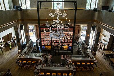 Vogelperspektive auf die Bar des Park Cafés in München Vogelperspektive auf die Bar mit großem Kronleuchter des Park Cafés in München