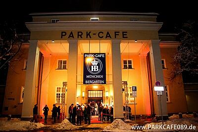 Silvesterparty im Park Cafés in München Frontansicht des Park Cafés mit Schnee bei einer Silvesterparty