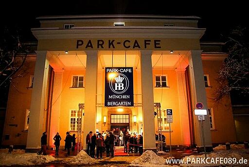 Silvesterparty im Park Cafés in München Frontansicht des Park Cafés mit Schnee bei einer Silvesterparty
