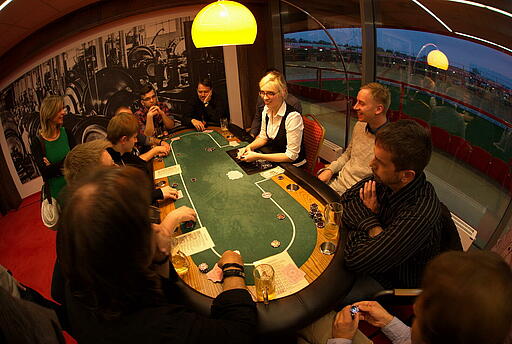 Pokern in der Eisernen Lounge in der Alten Försterei Pokern in der Eisernen Lounge in der Alten Försterei mit Blick auf das Stadion.