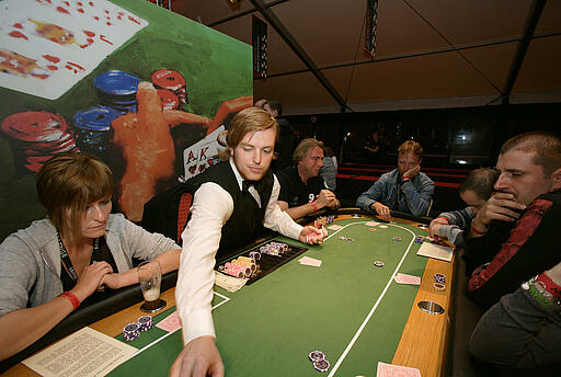 Poker spielen bei der Mini Challenge Gäste der Mini Challenge spielen Poker.