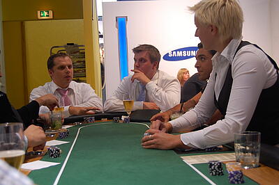 Pokern als Idee für das Come Together am Messestand Gäste Pokern bei einem Come Together am Messestand