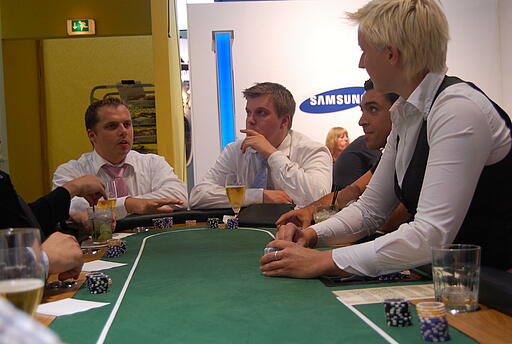 Pokern als Idee für das Come Together am Messestand Gäste Pokern bei einem Come Together am Messestand