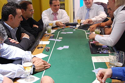 Poker-Spieltisch als Idee für ein Come Together am Messestand Gäste der Brightpoint Germany GmbH pokern bei einem Come Together am Messestand