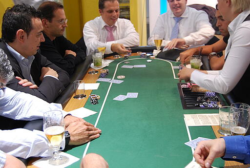 Poker-Spieltisch als Idee für ein Come Together am Messestand Gäste der Brightpoint Germany GmbH pokern bei einem Come Together am Messestand