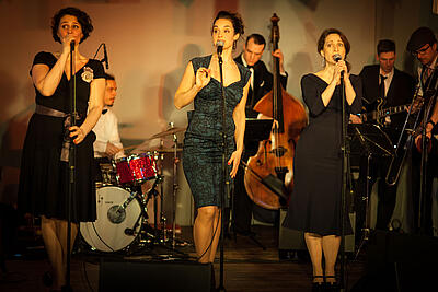 Queens Gang Orchestra Queens Gang Orchestra mit drei Sängerinnen